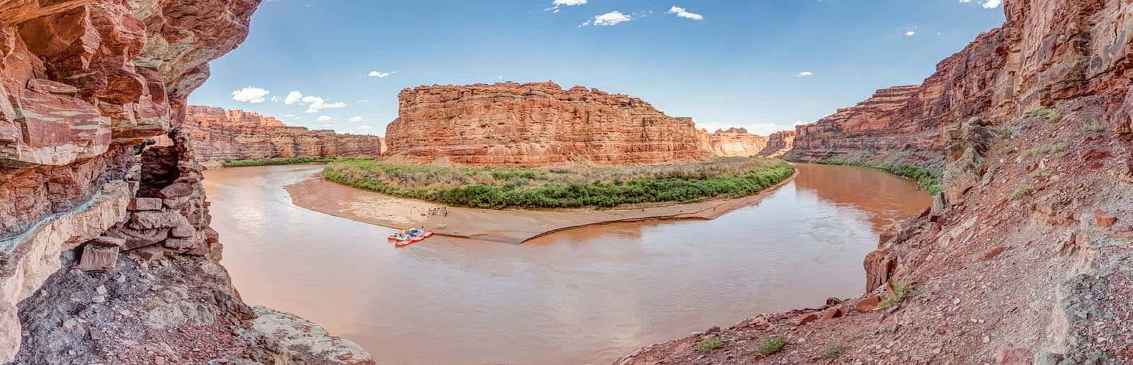 https://www.moabadventurecenter.com/cdn-cgi/image/quality=60,fit=crop,width=1600,height=516/img/hero/cataract-canyon-riverbend.jpg